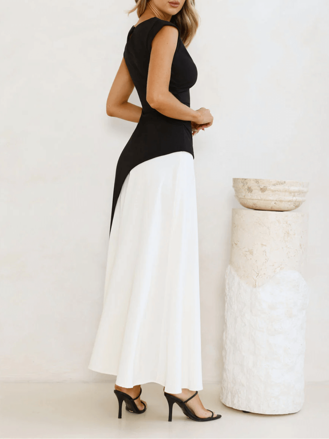 Vestido Longo Sem Mangas com Design Bicolor Diagonal Elegante - Alane - Modazzy