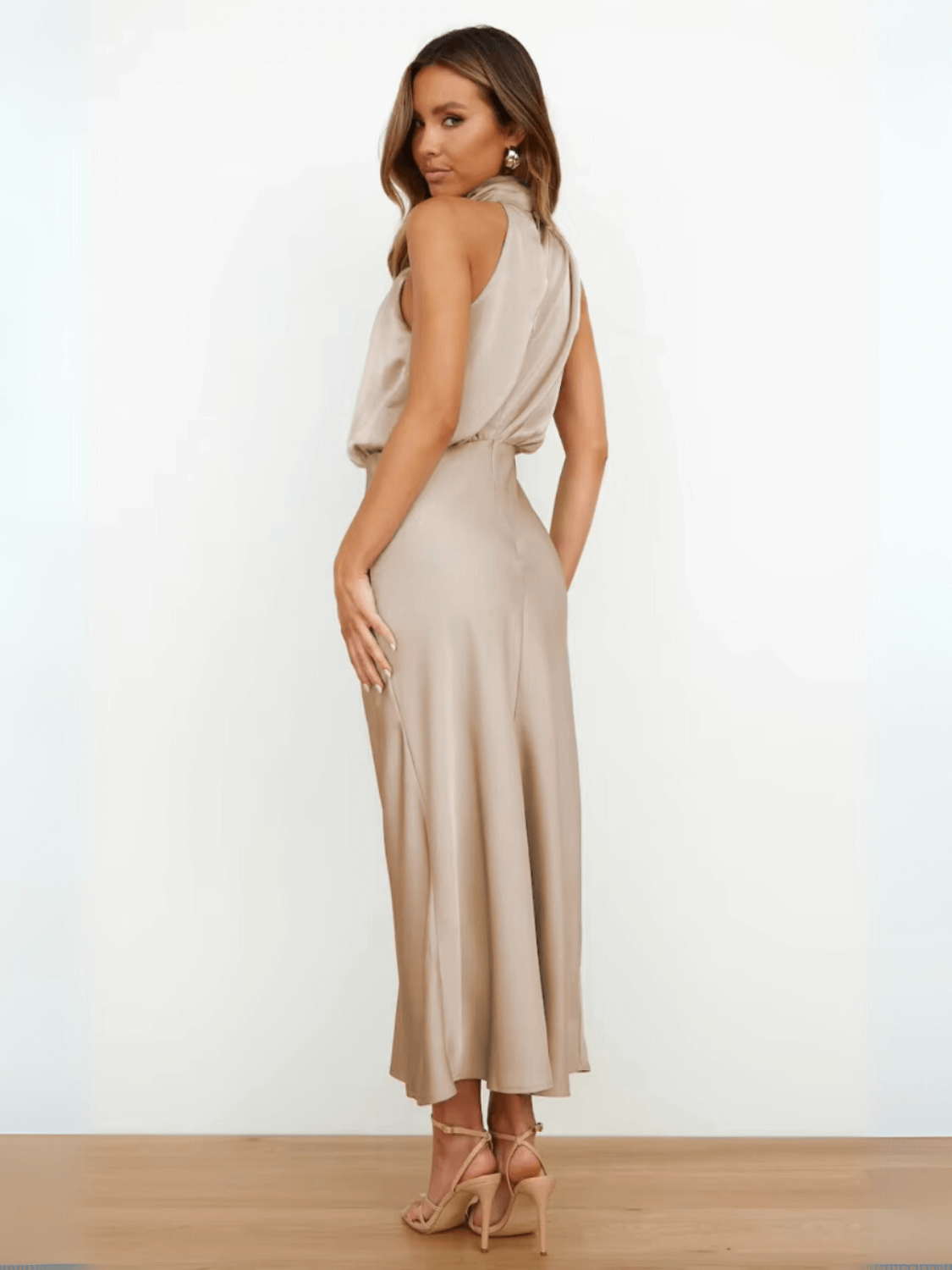 Vestido Midi Acetinado Acinturado com Gola Alta Drapeada Elegante – Rayca - Modazzy